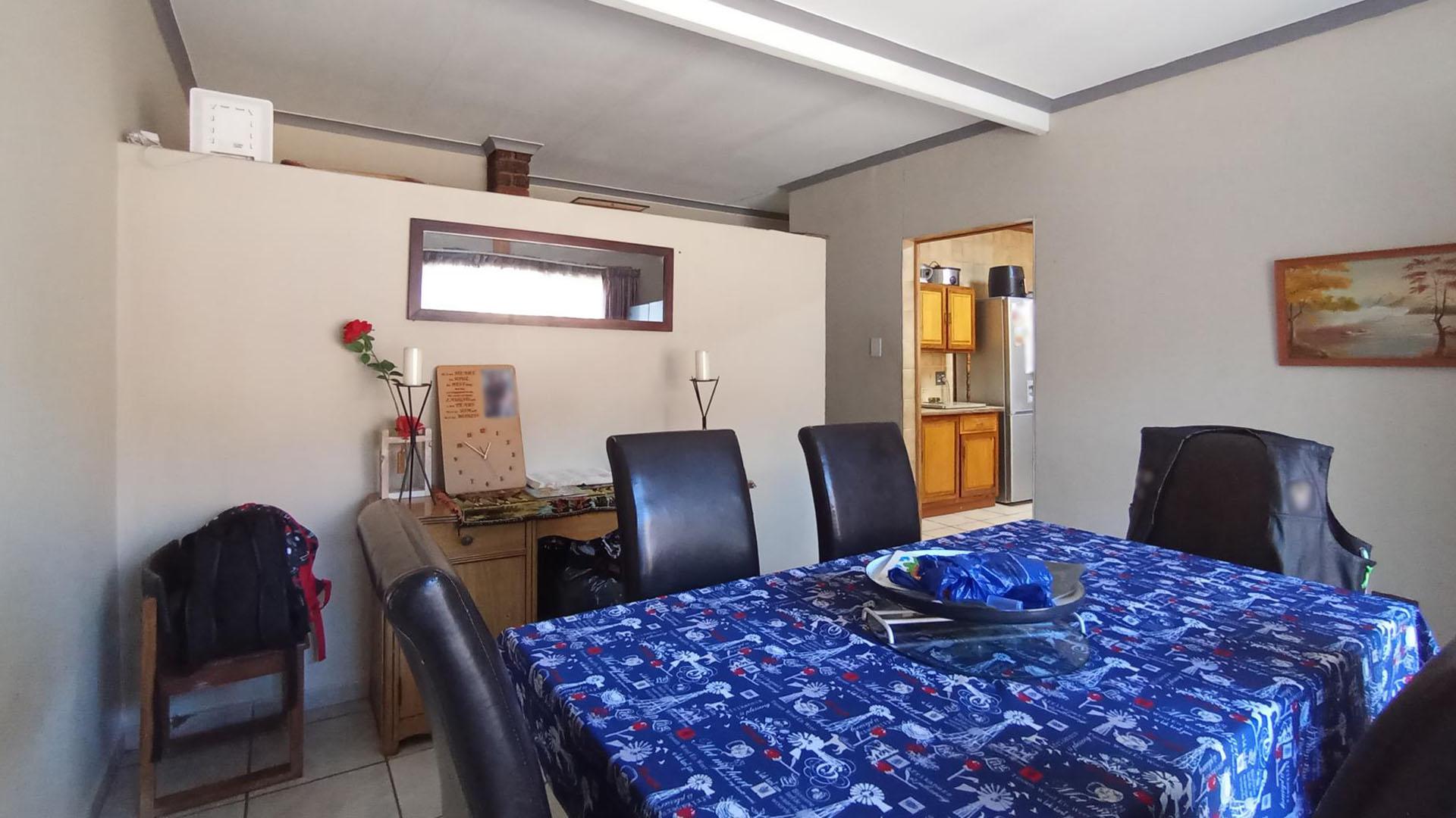 Dining Room - 16 square meters of property in Dorandia