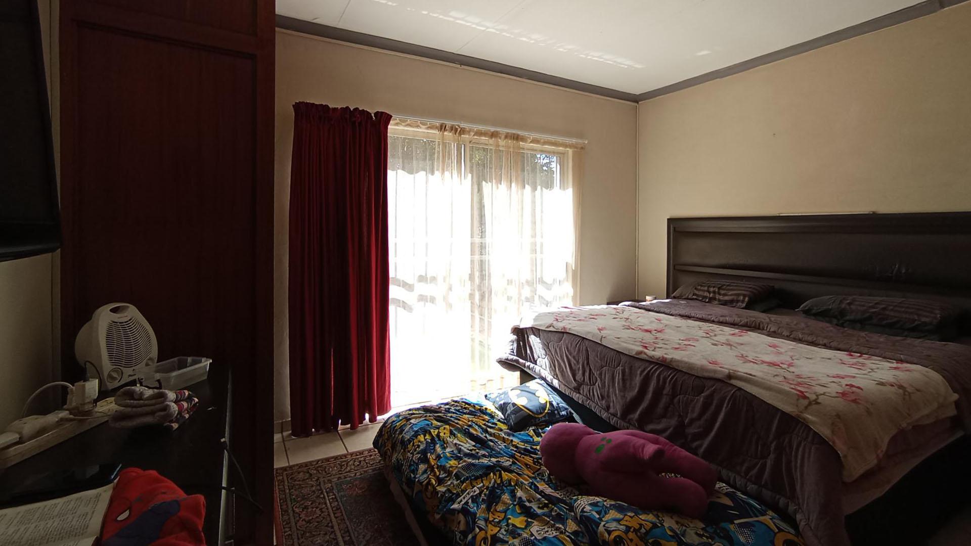 Main Bedroom - 19 square meters of property in Dorandia