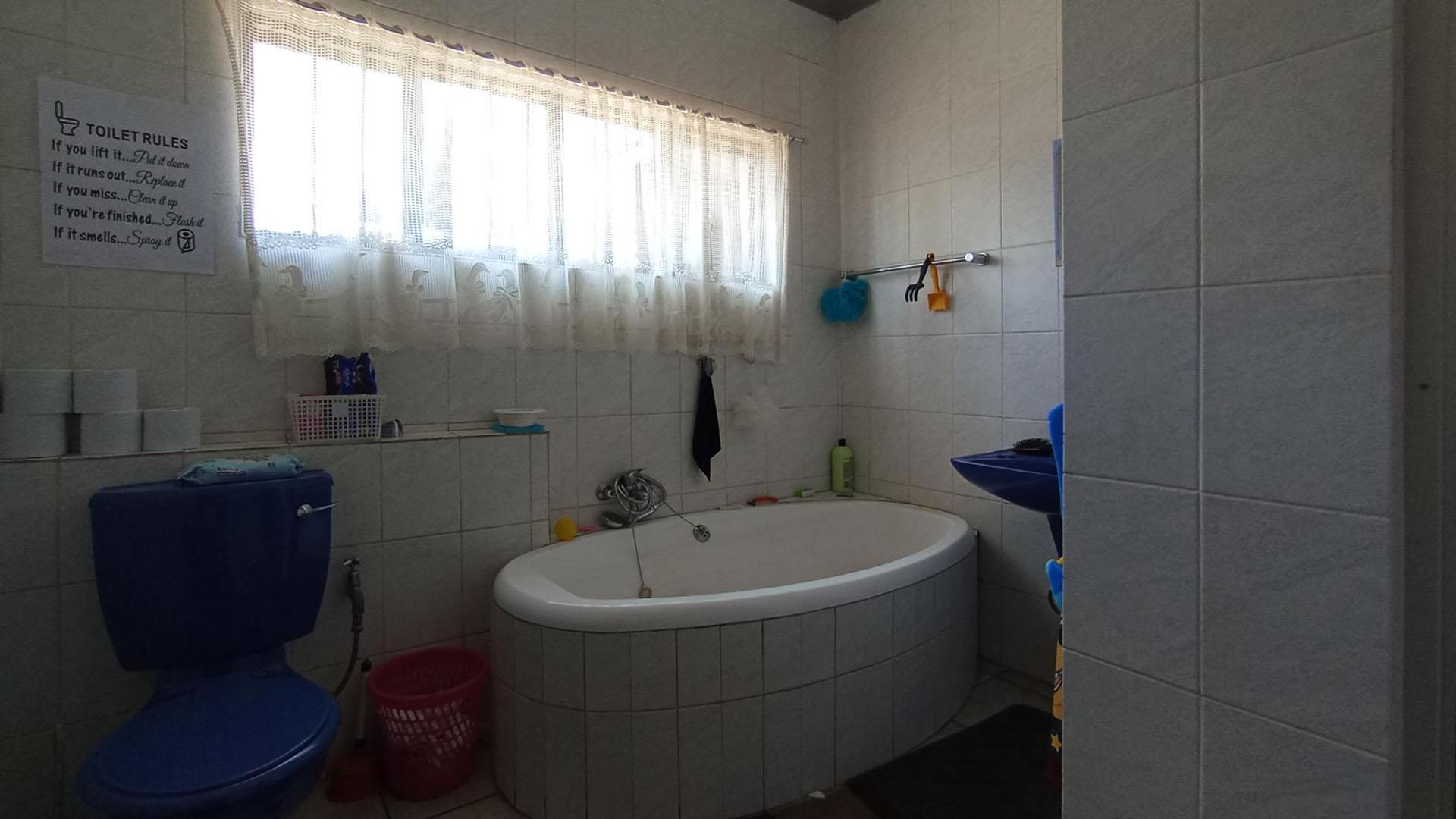 Bathroom 1 - 7 square meters of property in Dorandia