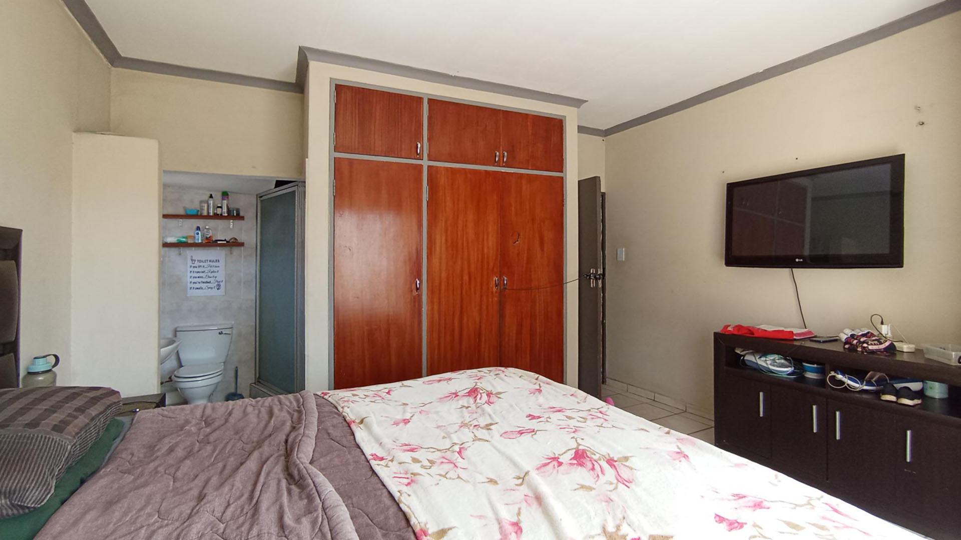 Main Bedroom - 19 square meters of property in Dorandia