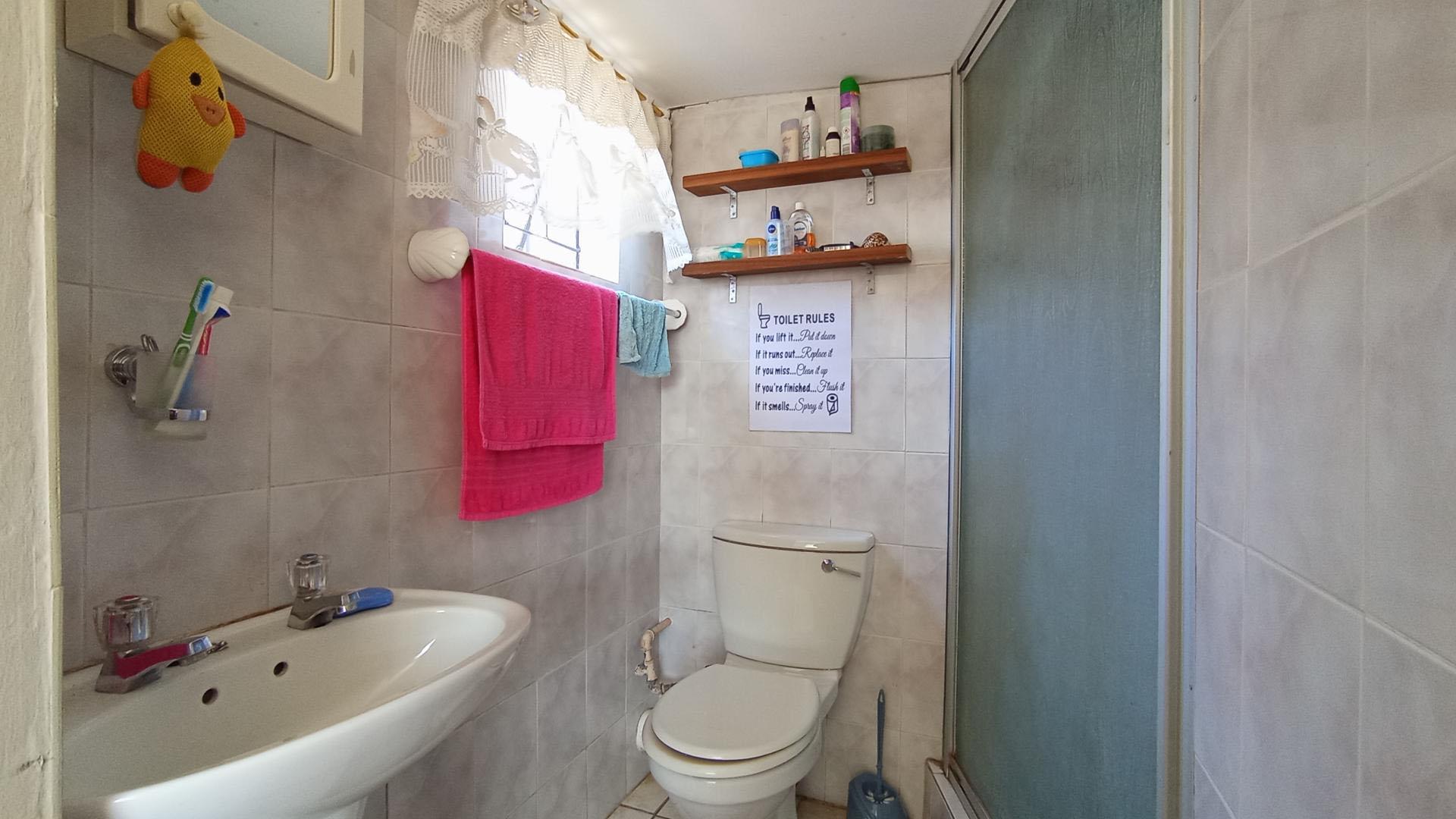 Main Bathroom - 2 square meters of property in Dorandia