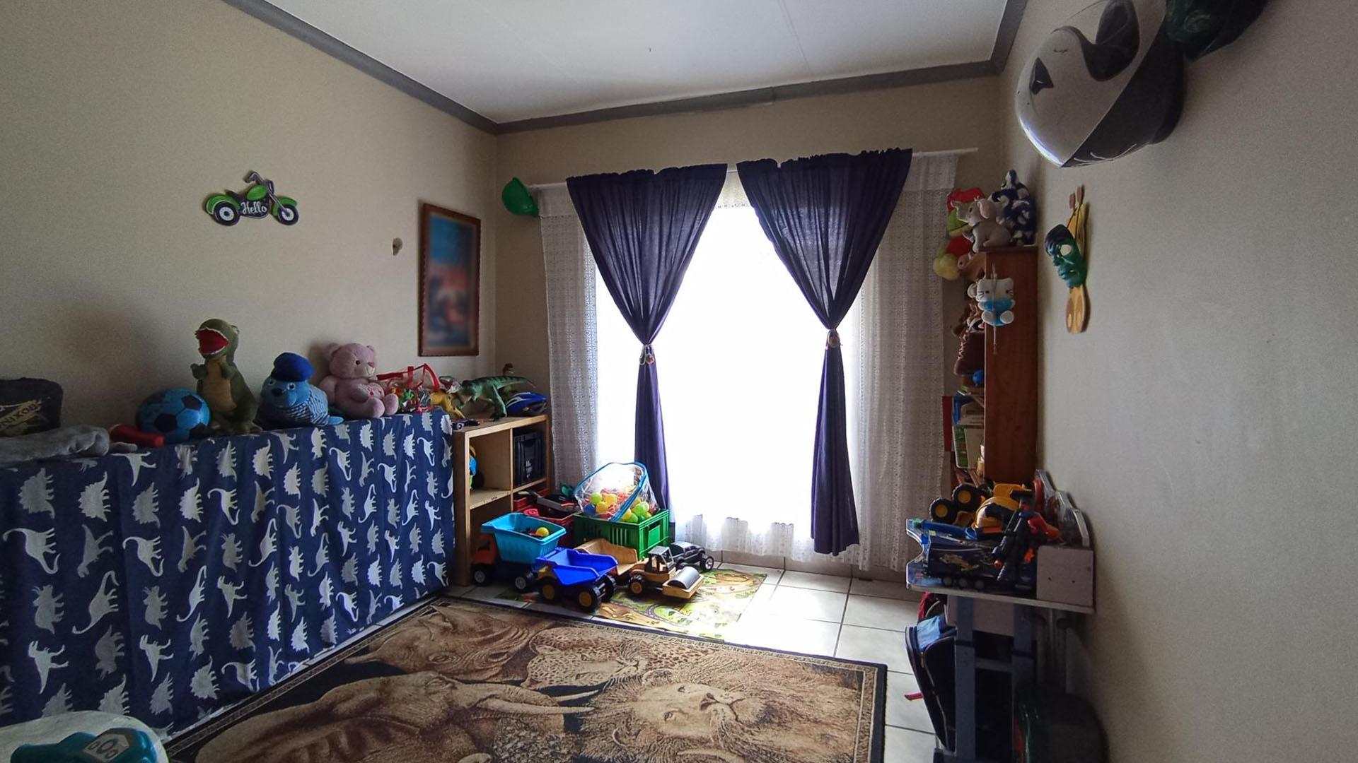 Bed Room 1 - 14 square meters of property in Dorandia