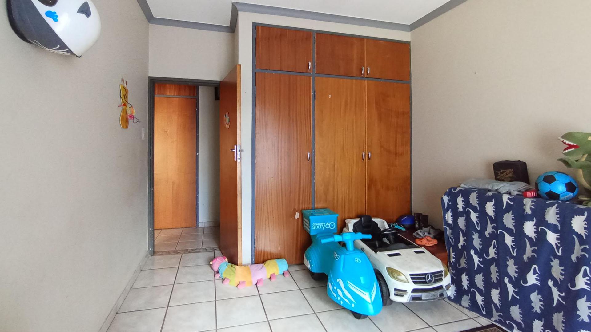 Bed Room 1 - 14 square meters of property in Dorandia
