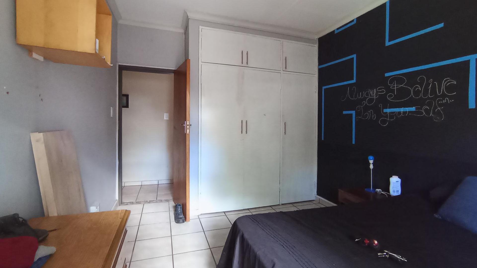 Bed Room 2 - 14 square meters of property in Dorandia