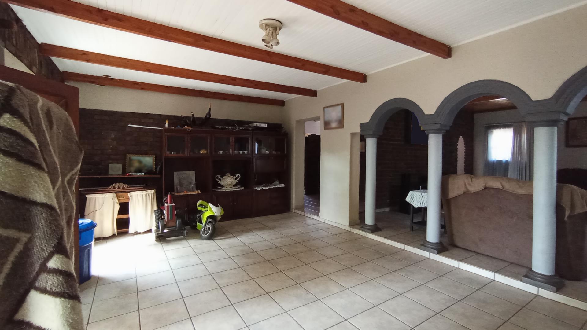 Lounges - 63 square meters of property in Dorandia
