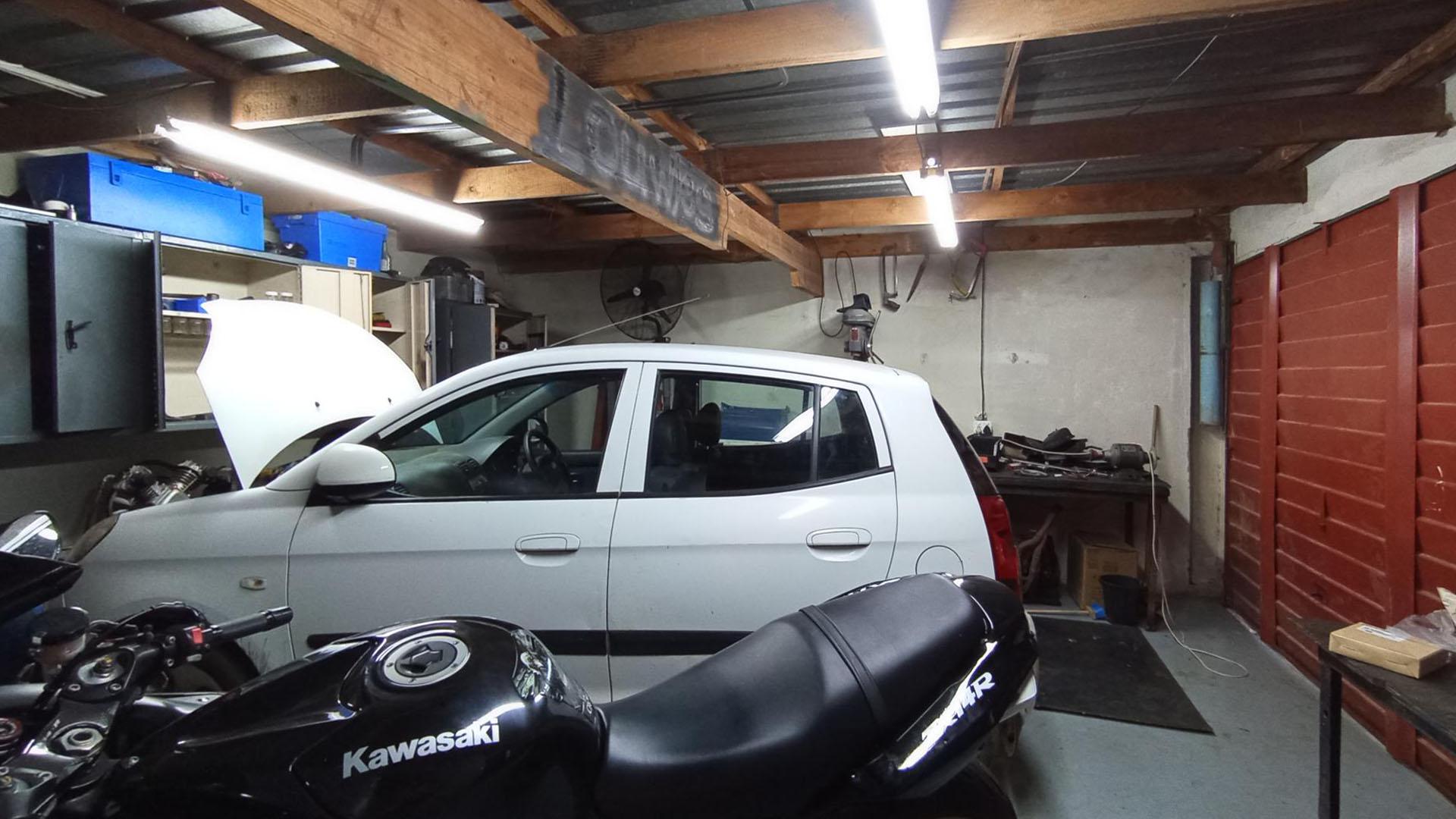 Garage - 33 square meters of property in Dorandia