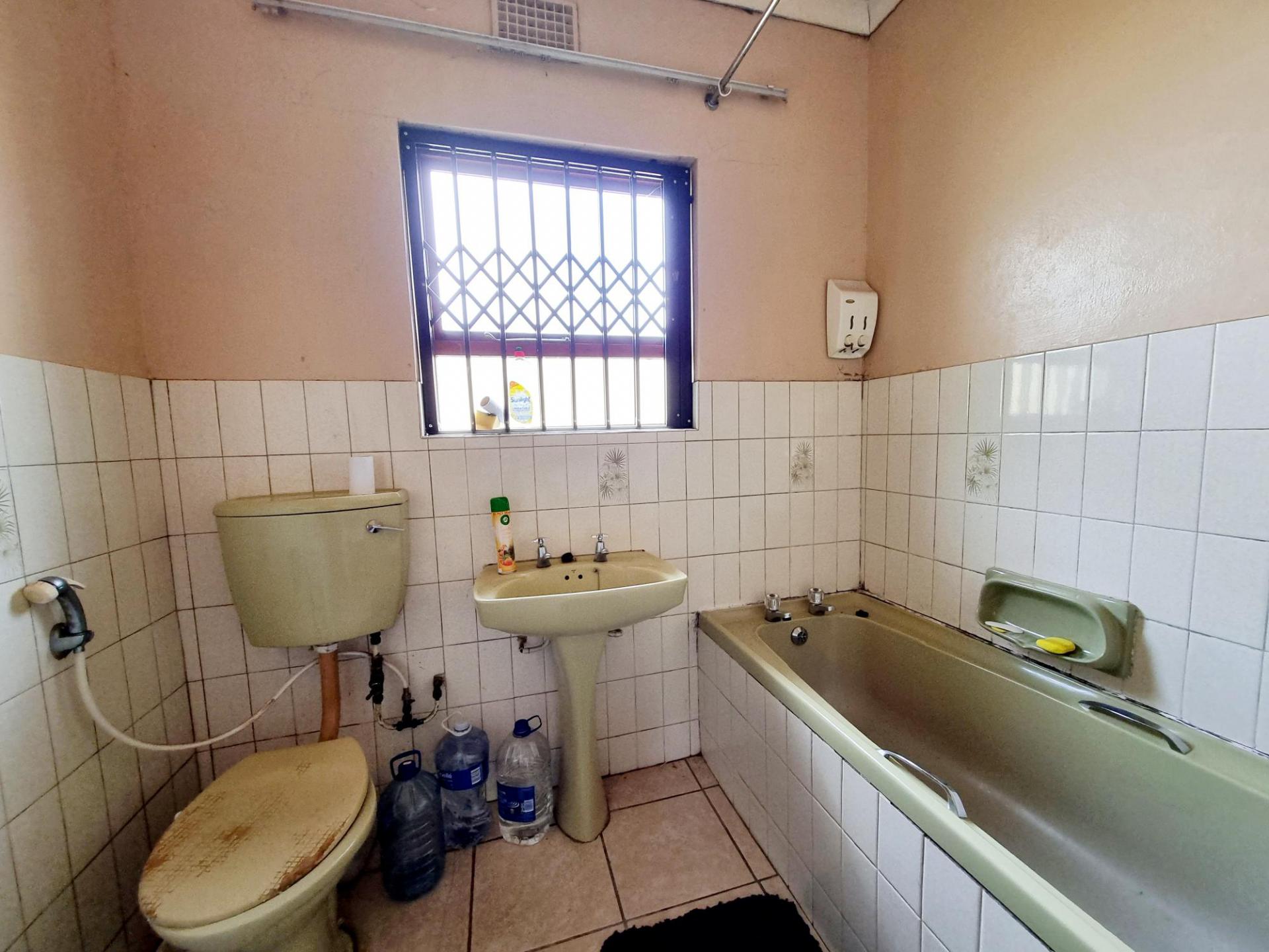 Main Bathroom of property in Umtata