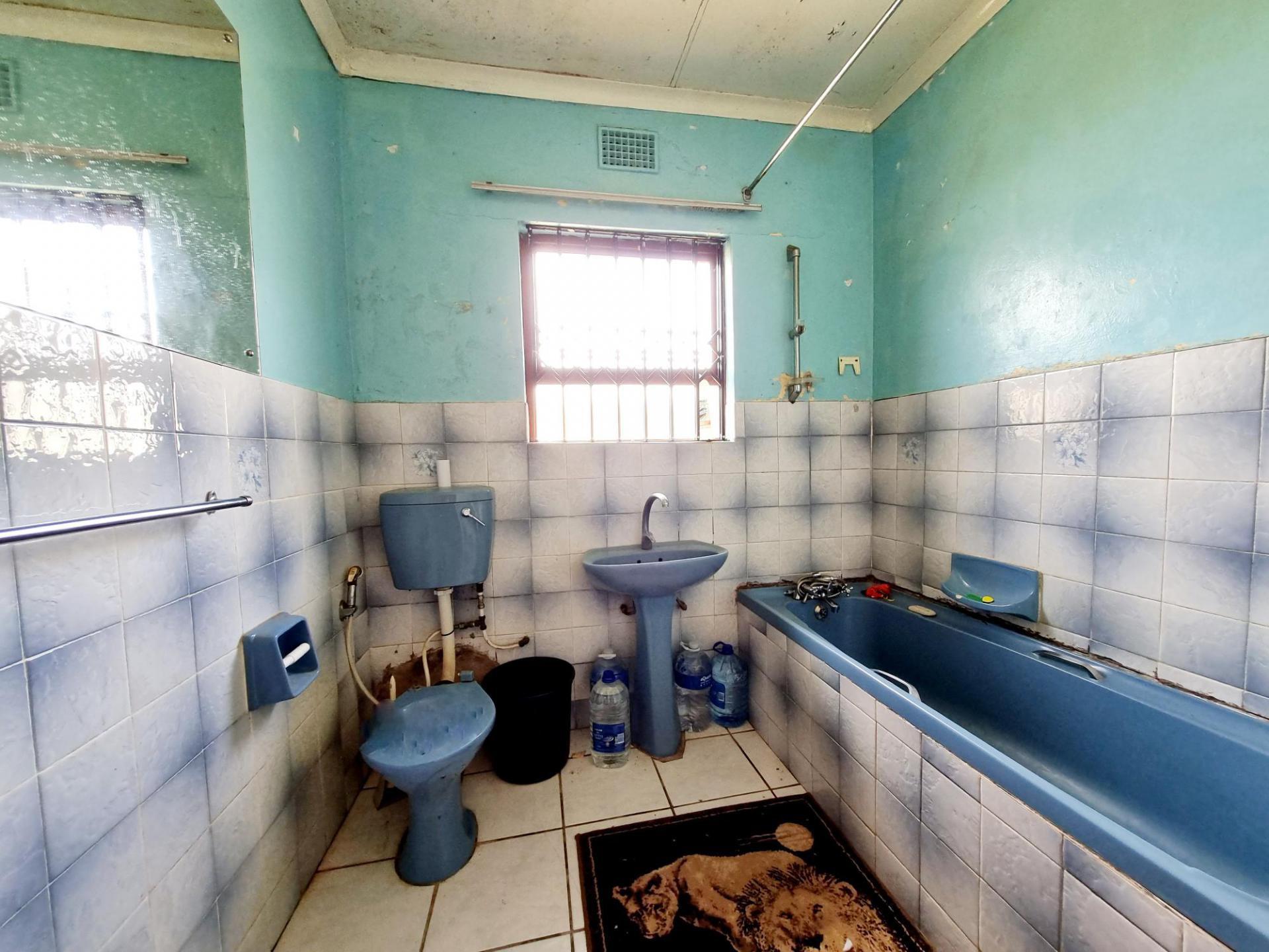 Bathroom 1 of property in Umtata