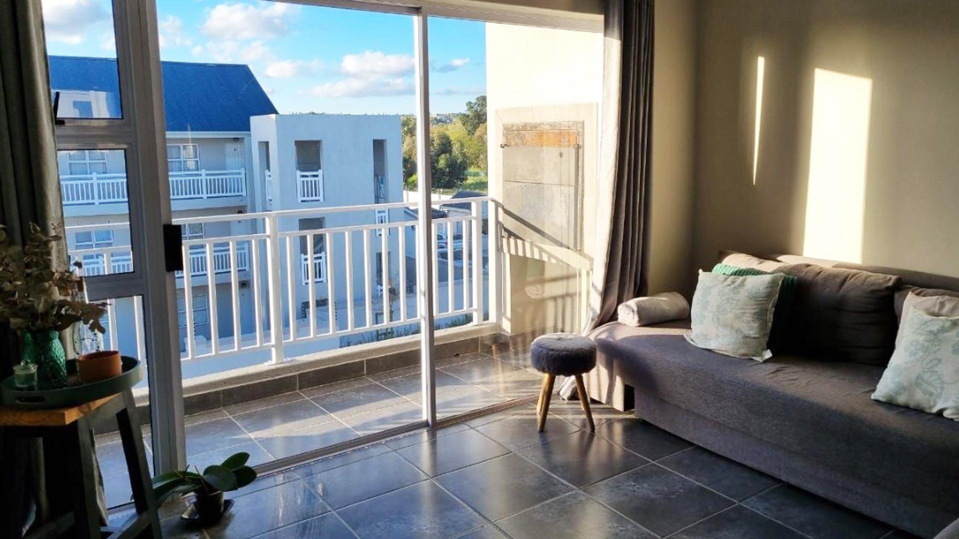 Lounges - 21 square meters of property in Kuils River