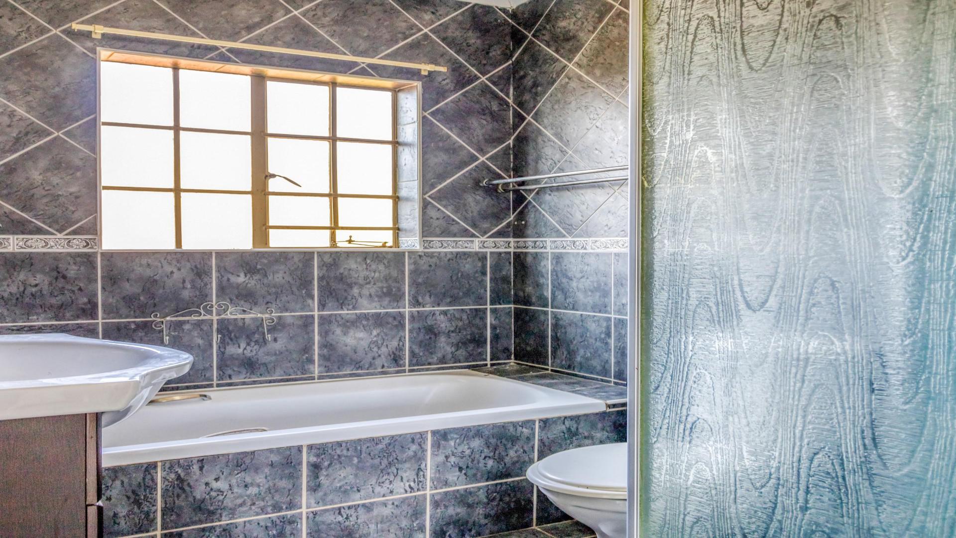 Bathroom 1 of property in Wilgeheuwel 