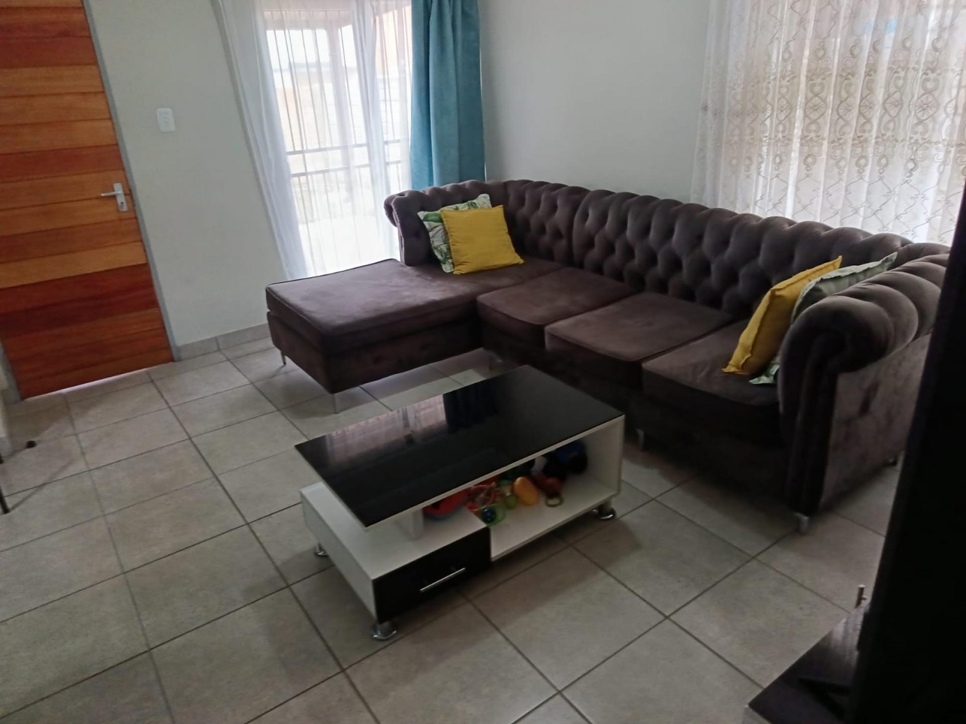 Lounges - 19 square meters of property in Parkdene (JHB)