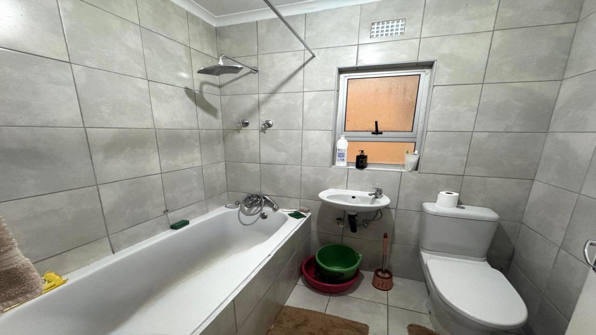 Bathroom 1 of property in Selborne