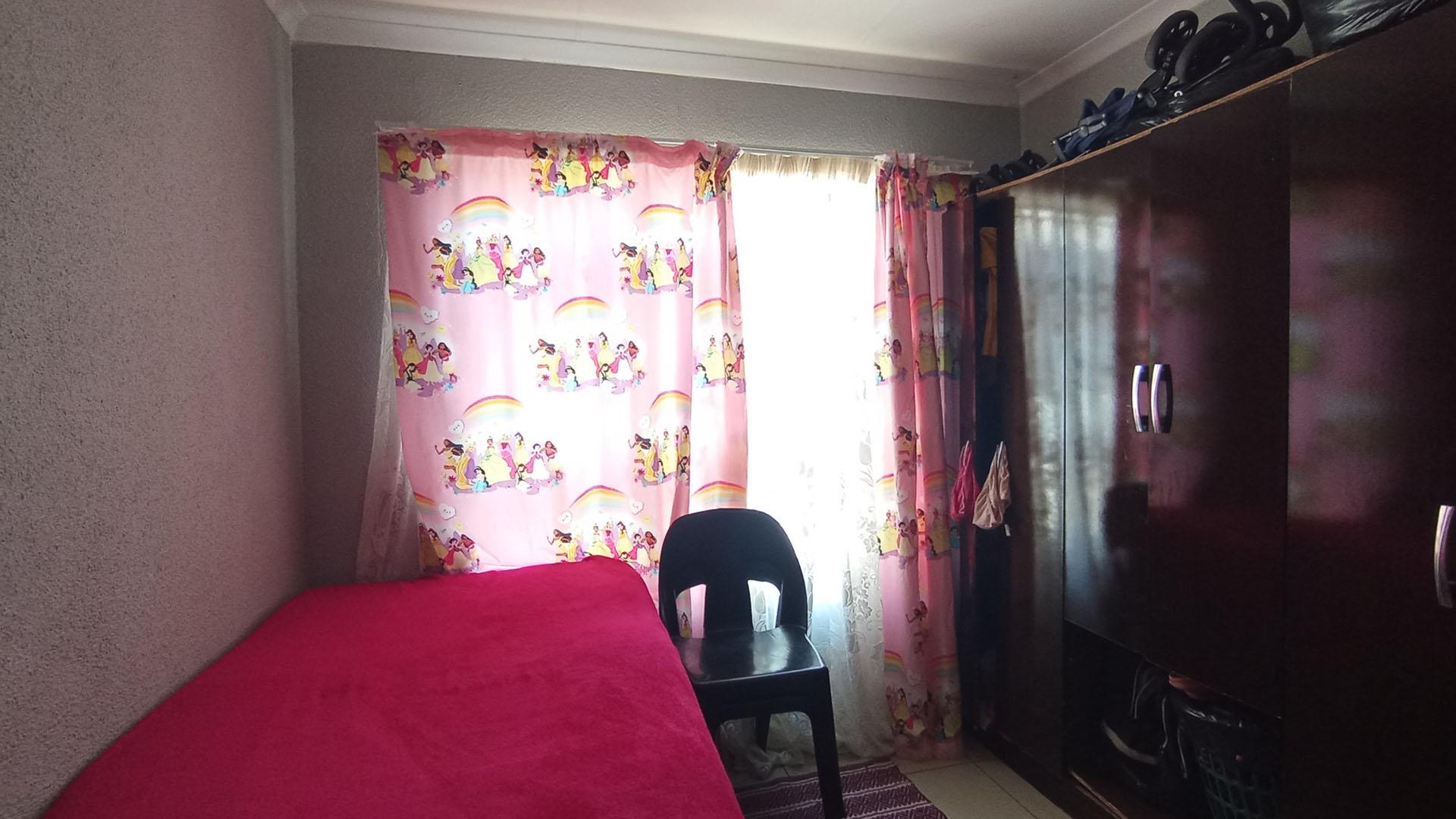 Bed Room 1 - 9 square meters of property in Soshanguve East