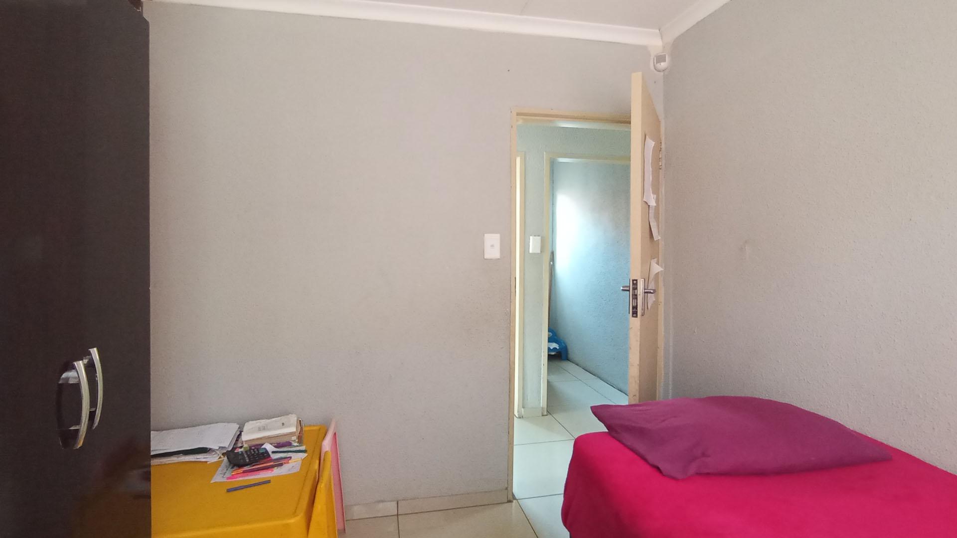 Bed Room 1 - 9 square meters of property in Soshanguve East