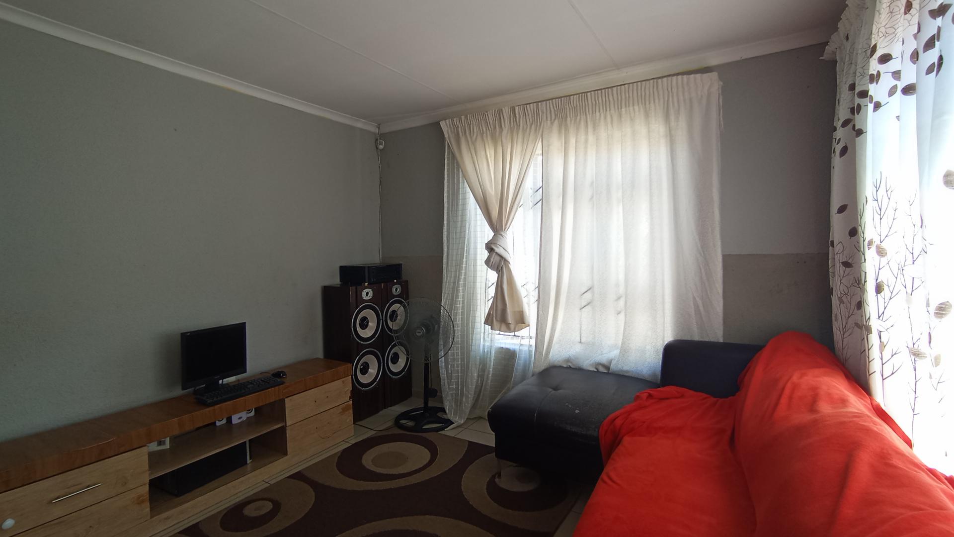 Lounges - 15 square meters of property in Soshanguve East