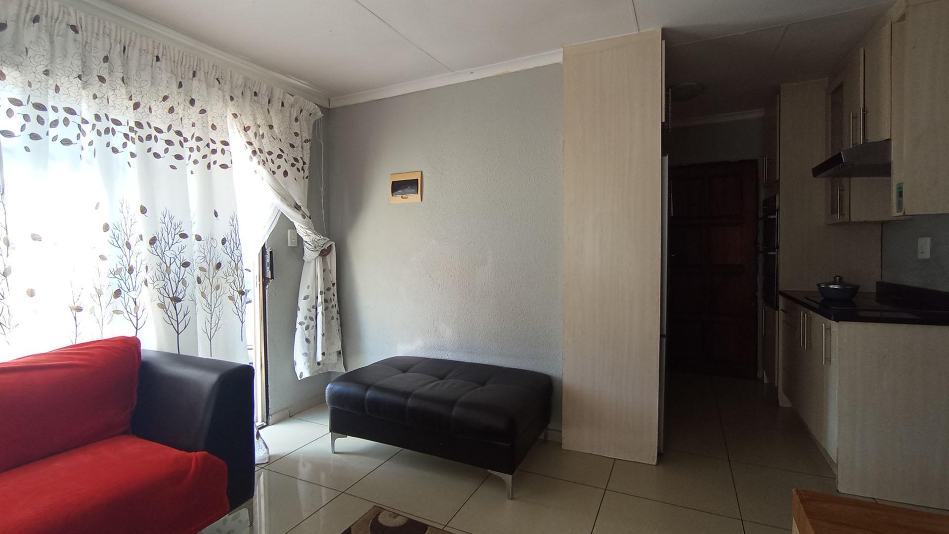 Lounges - 15 square meters of property in Soshanguve East