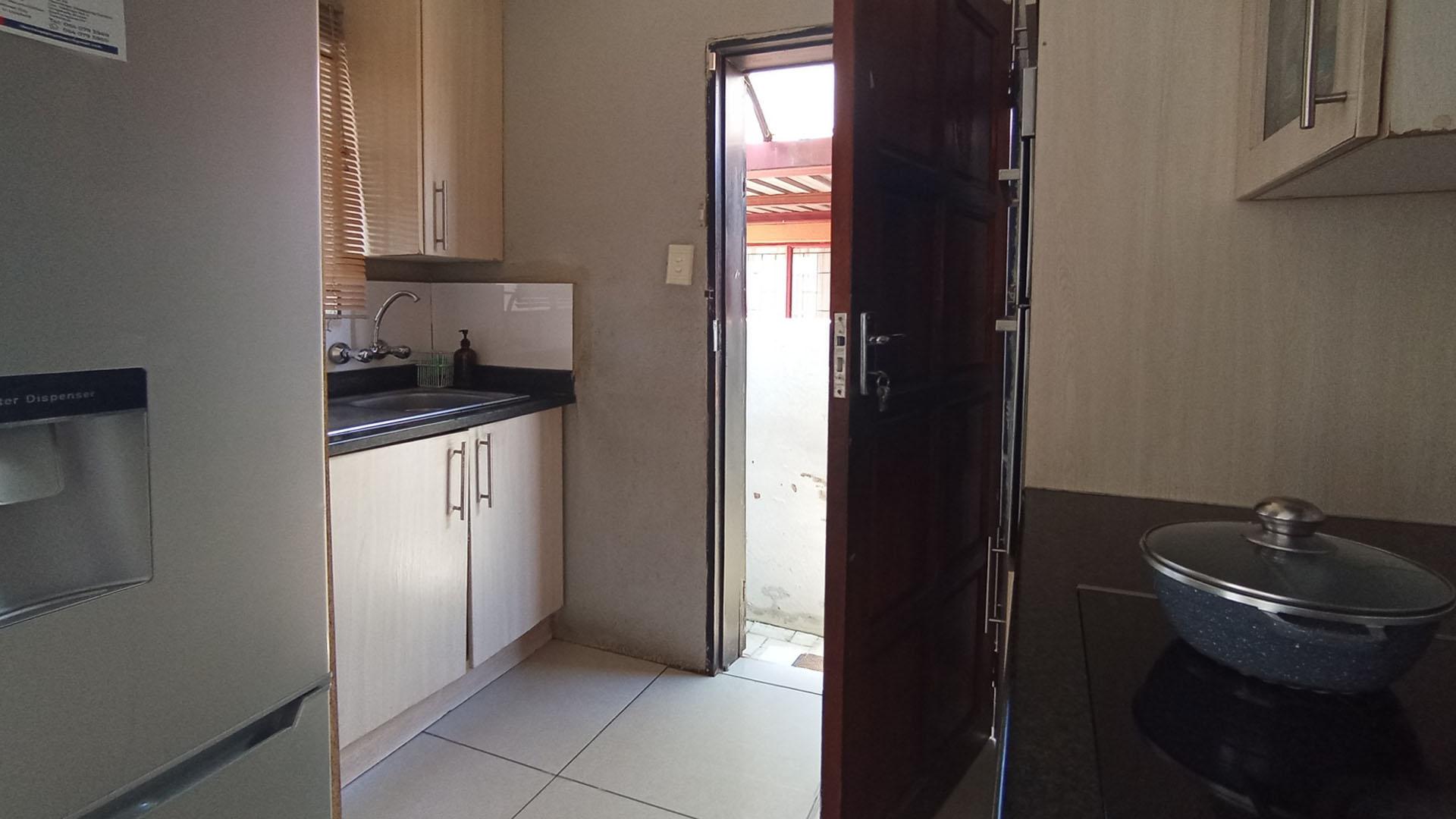 Kitchen - 6 square meters of property in Soshanguve East