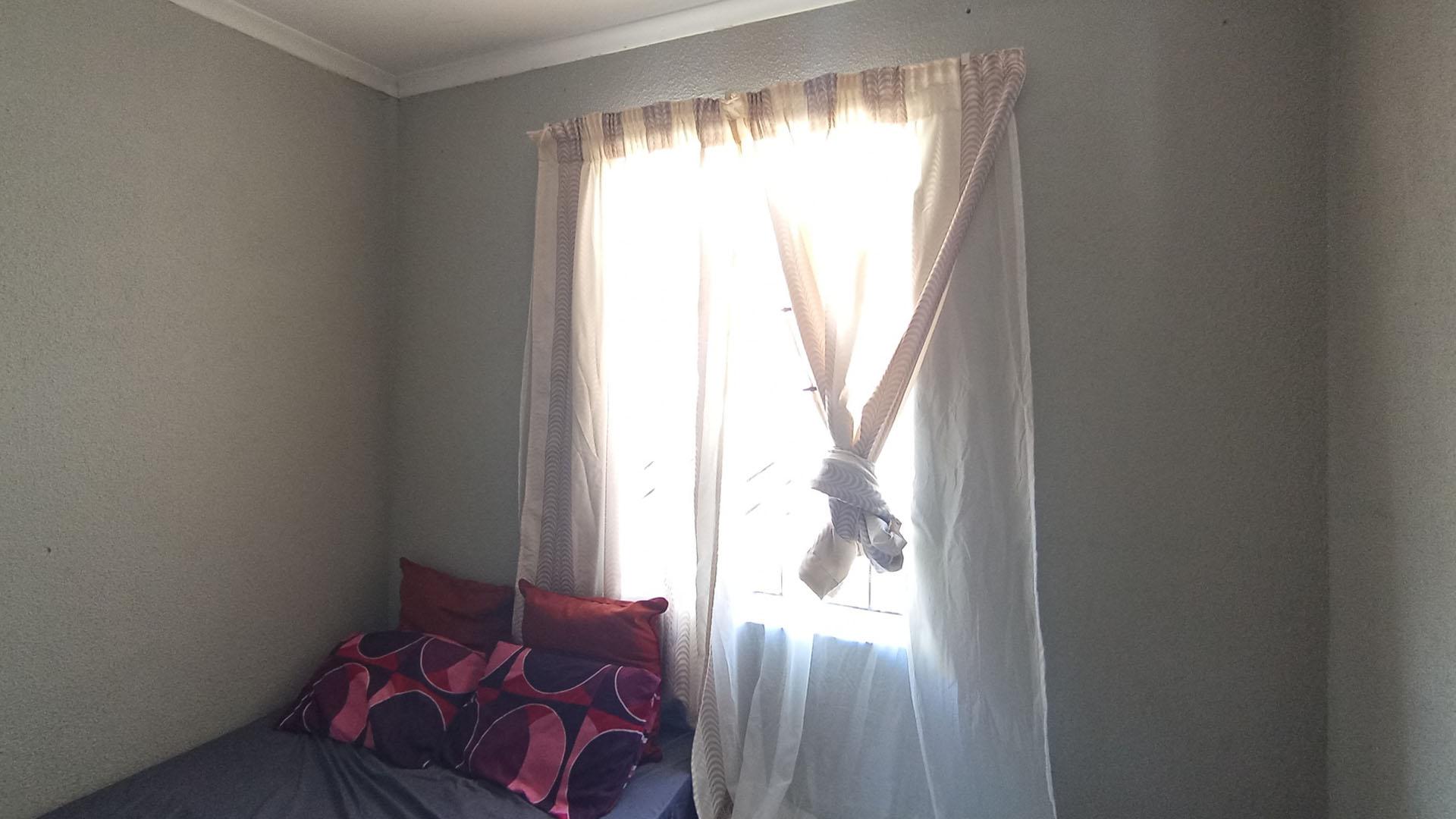 Bed Room 3 - 8 square meters of property in Soshanguve East
