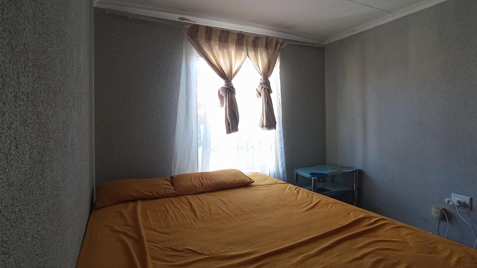Bed Room 2 - 10 square meters of property in Soshanguve East