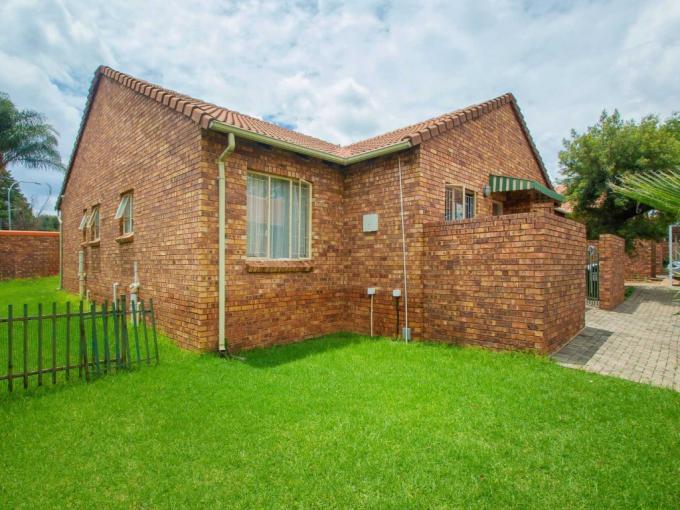 3 Bedroom Simplex for Sale For Sale in Weltevreden Park - MR668809