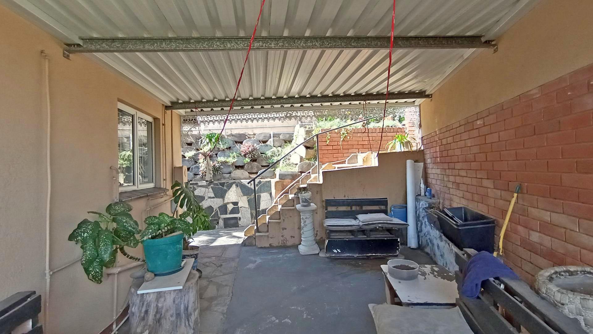 Patio - 20 square meters of property in Newlands West