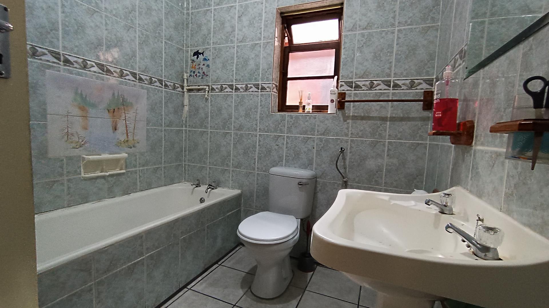 Bathroom 1 - 6 square meters of property in Vasco Estate