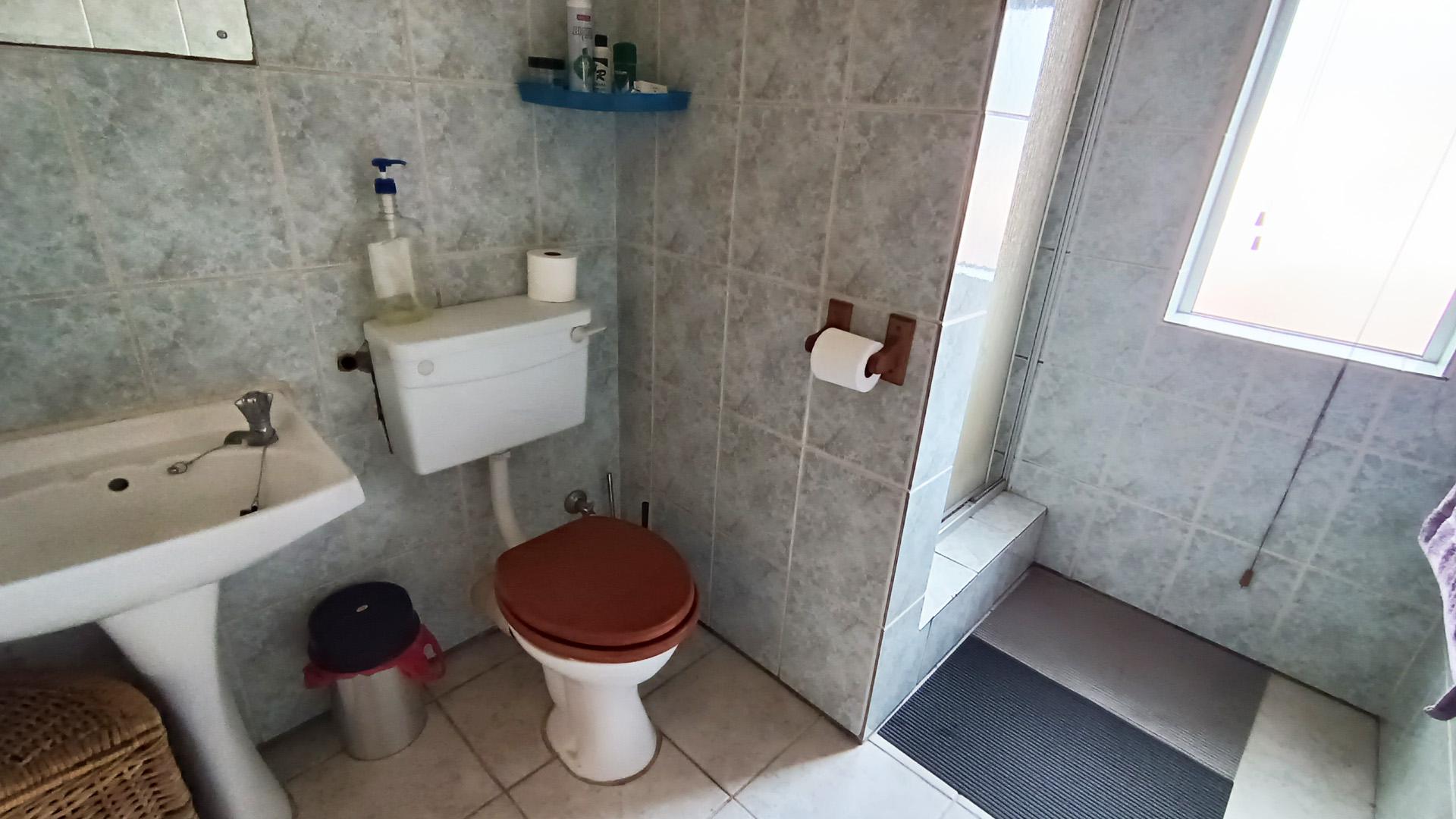 Main Bathroom - 6 square meters of property in Vasco Estate