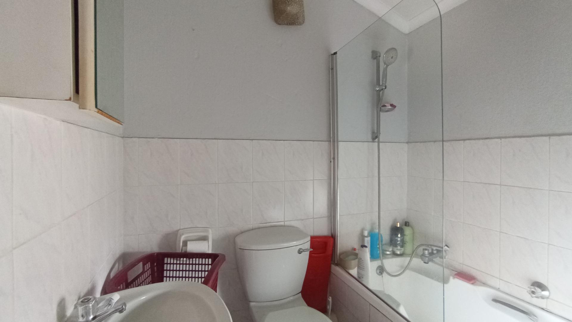 Bathroom 2 - 5 square meters of property in Vorna Valley