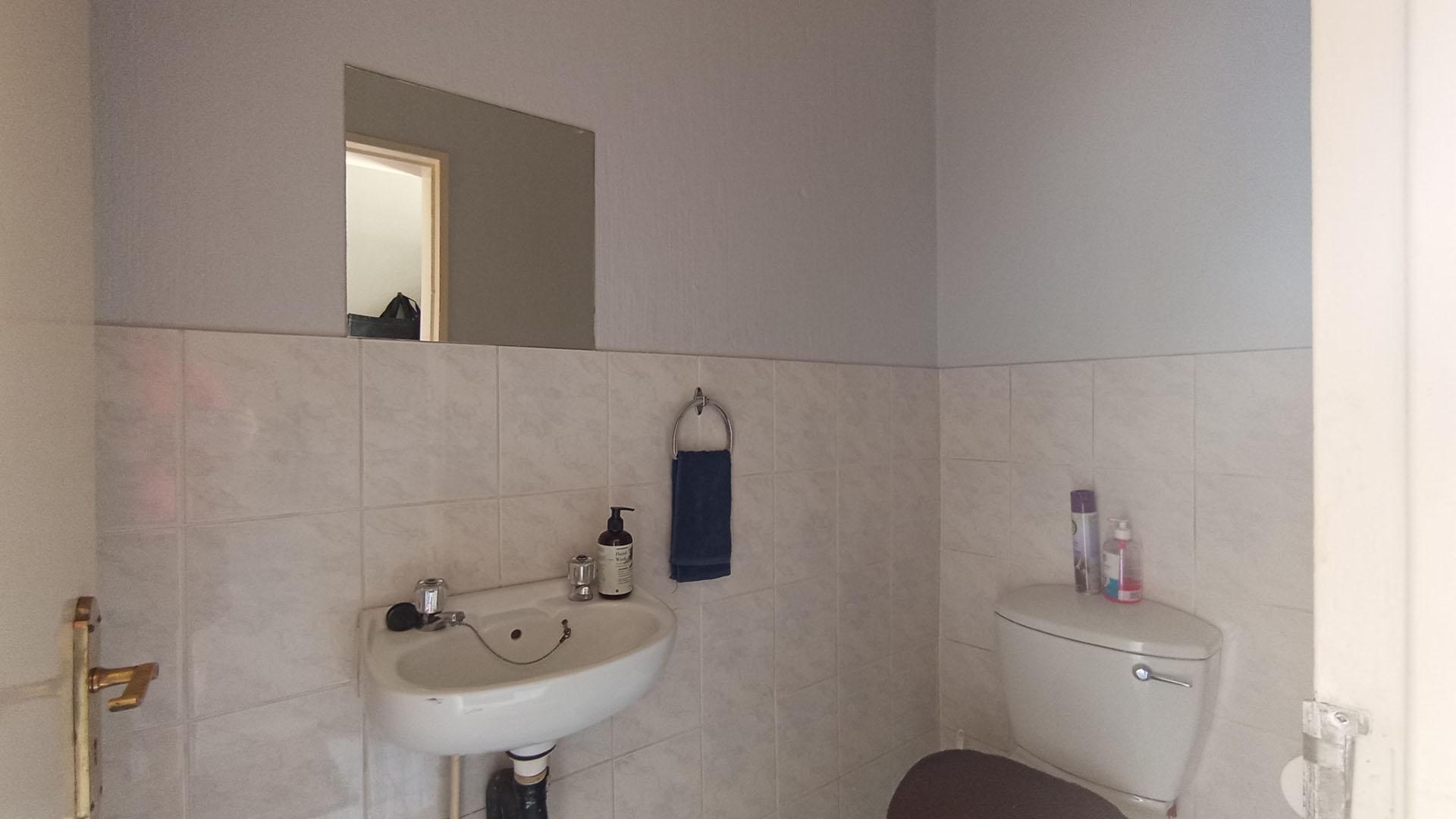 Bathroom 1 - 2 square meters of property in Vorna Valley