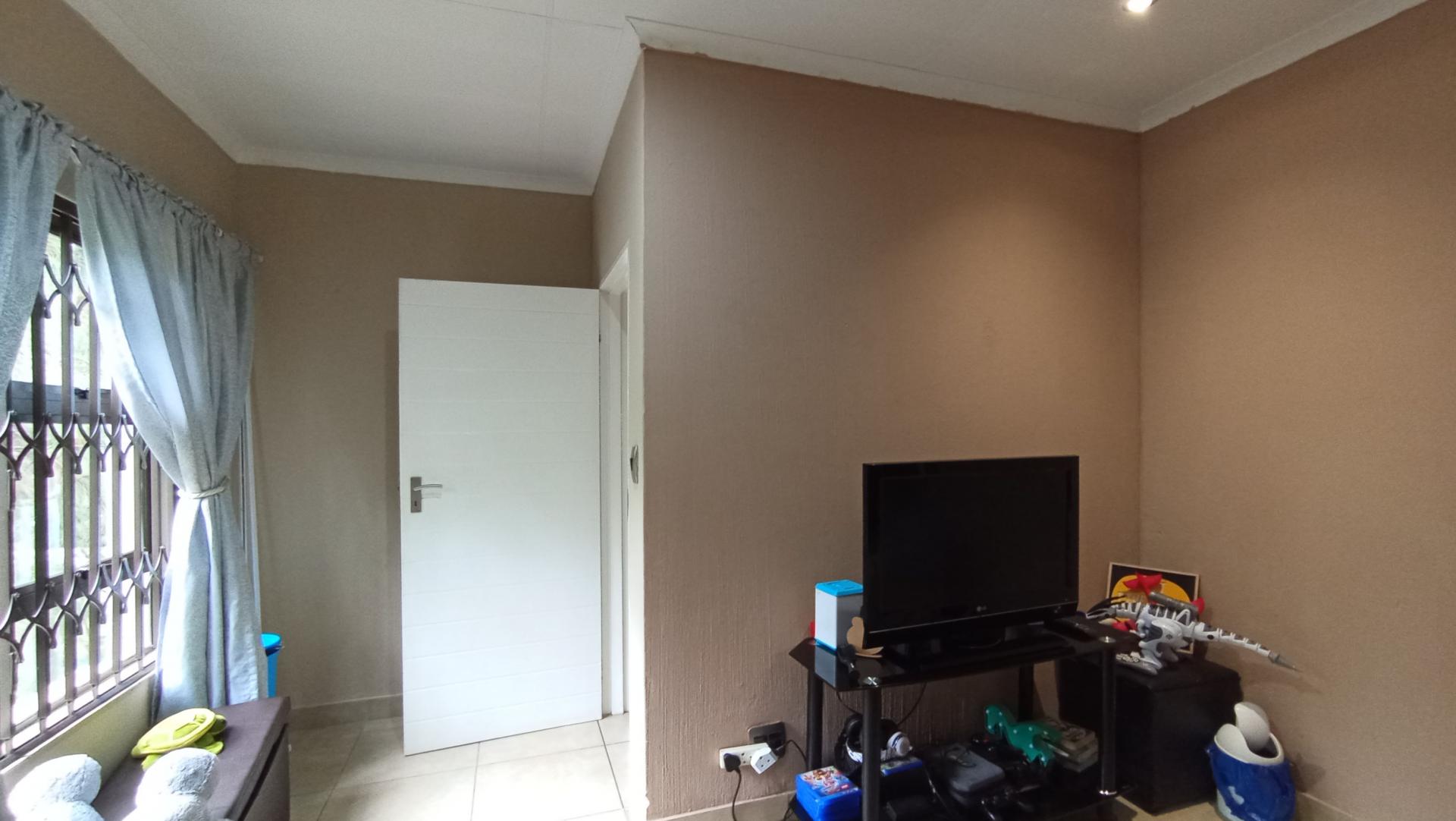 Bed Room 1 - 16 square meters of property in Tres-Jolie A.H.