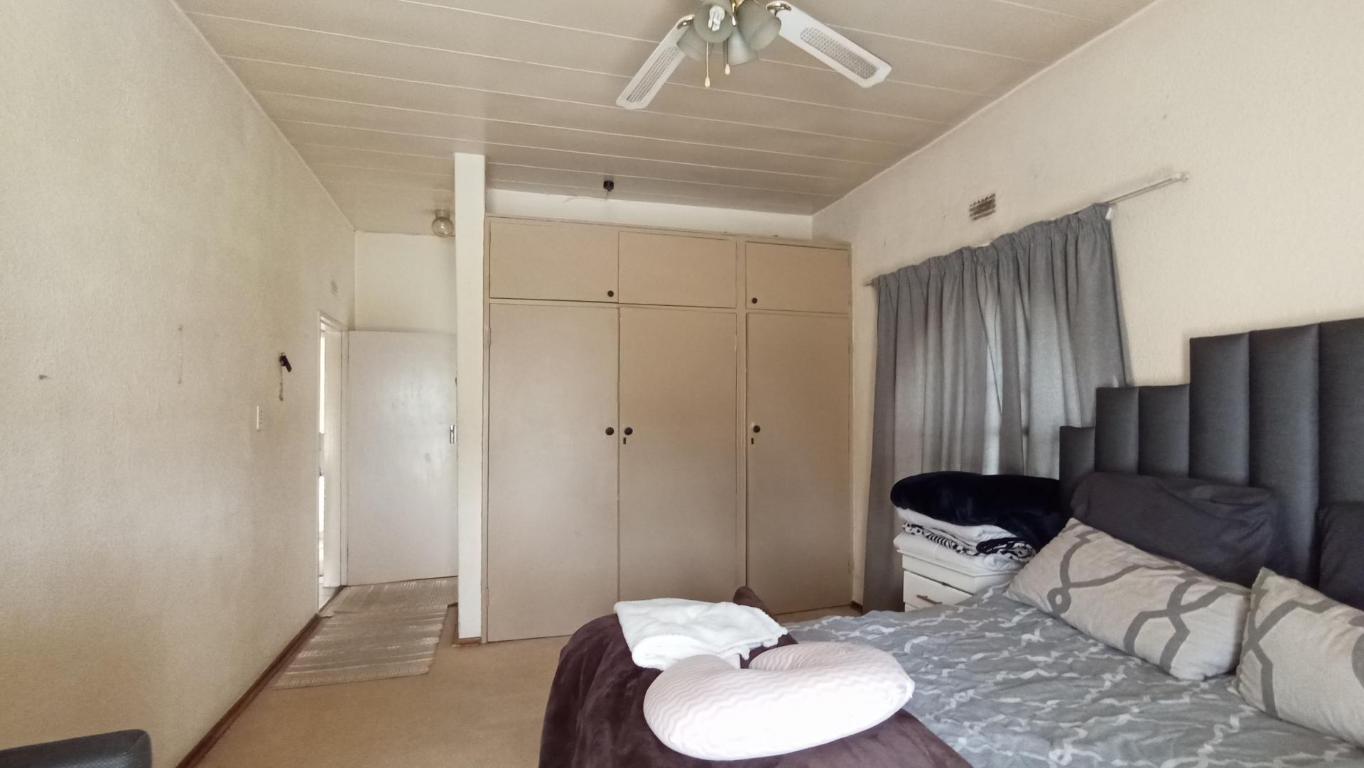 Main Bedroom - 24 square meters of property in Florida