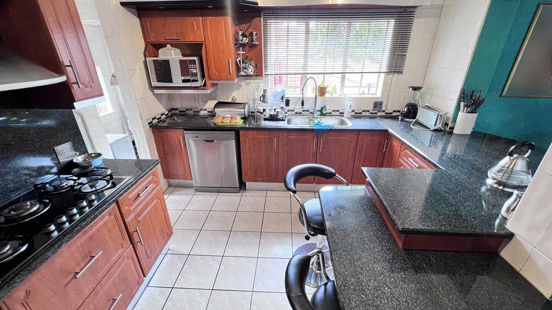 Kitchen of property in Alan Manor