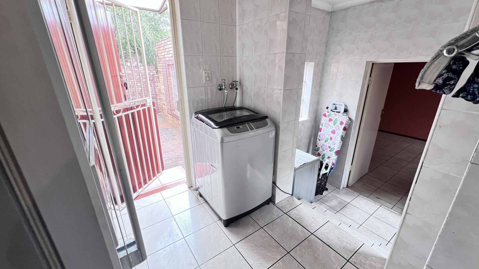 Kitchen of property in Alan Manor