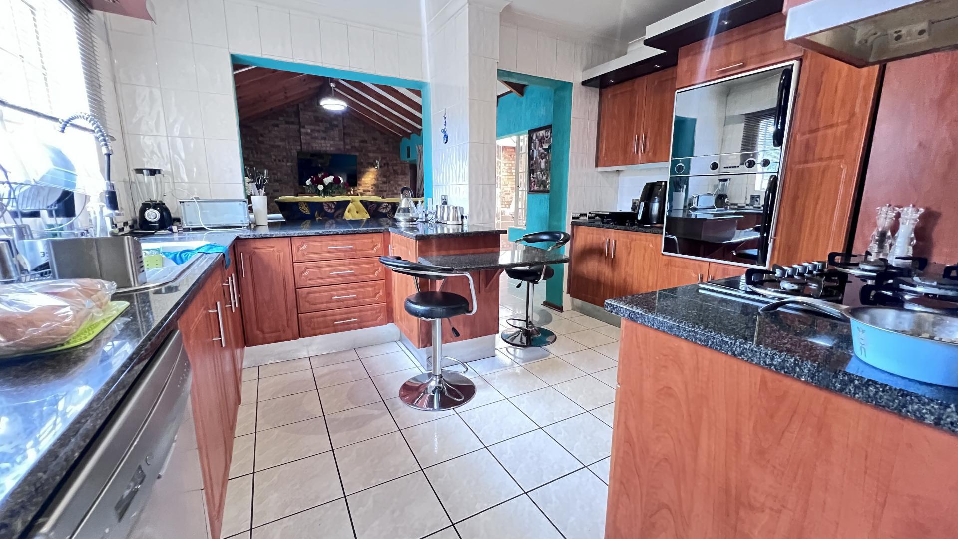 Kitchen of property in Alan Manor