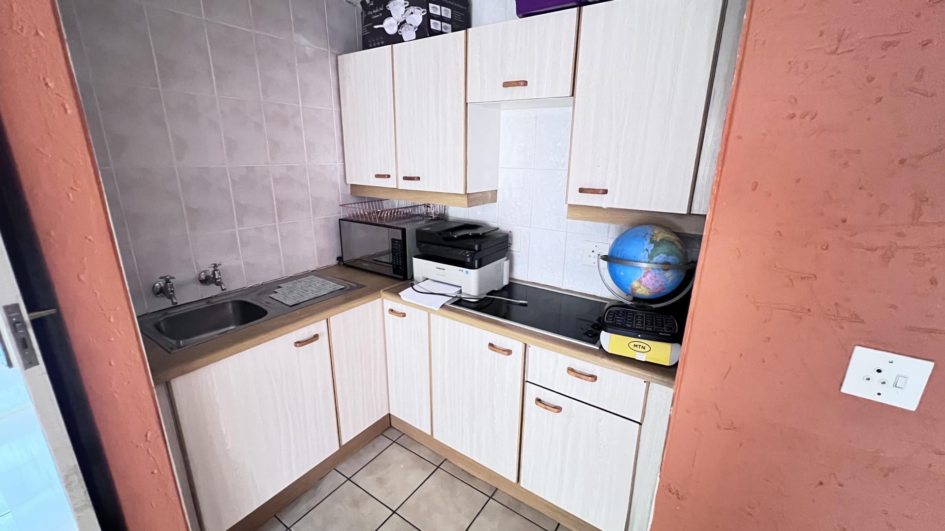 Kitchen of property in Alan Manor