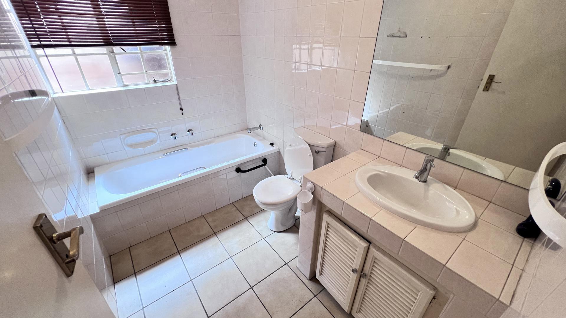 Bathroom 1 of property in Alan Manor