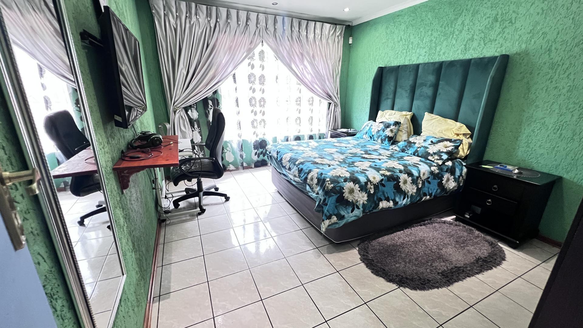 Bed Room 1 of property in Alan Manor