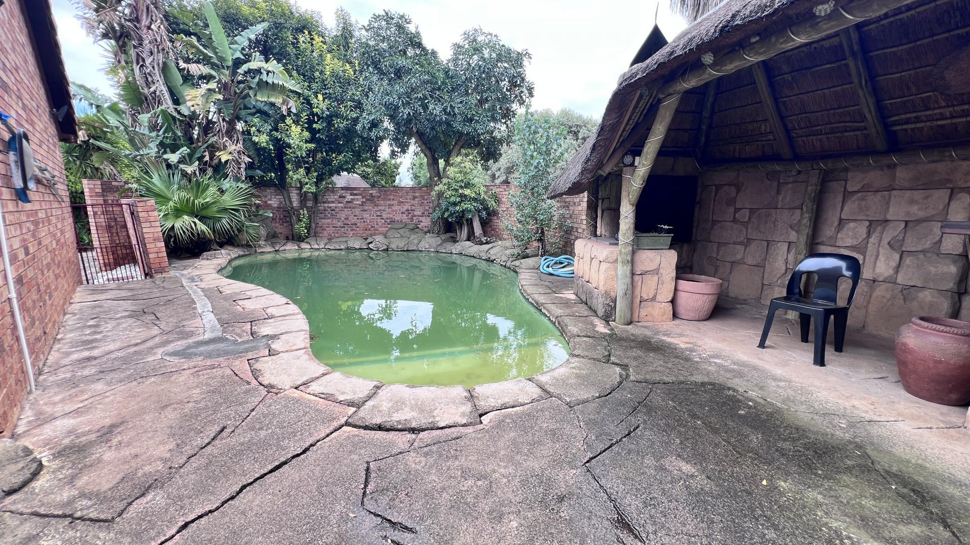 Swimming Pool of property in Alan Manor