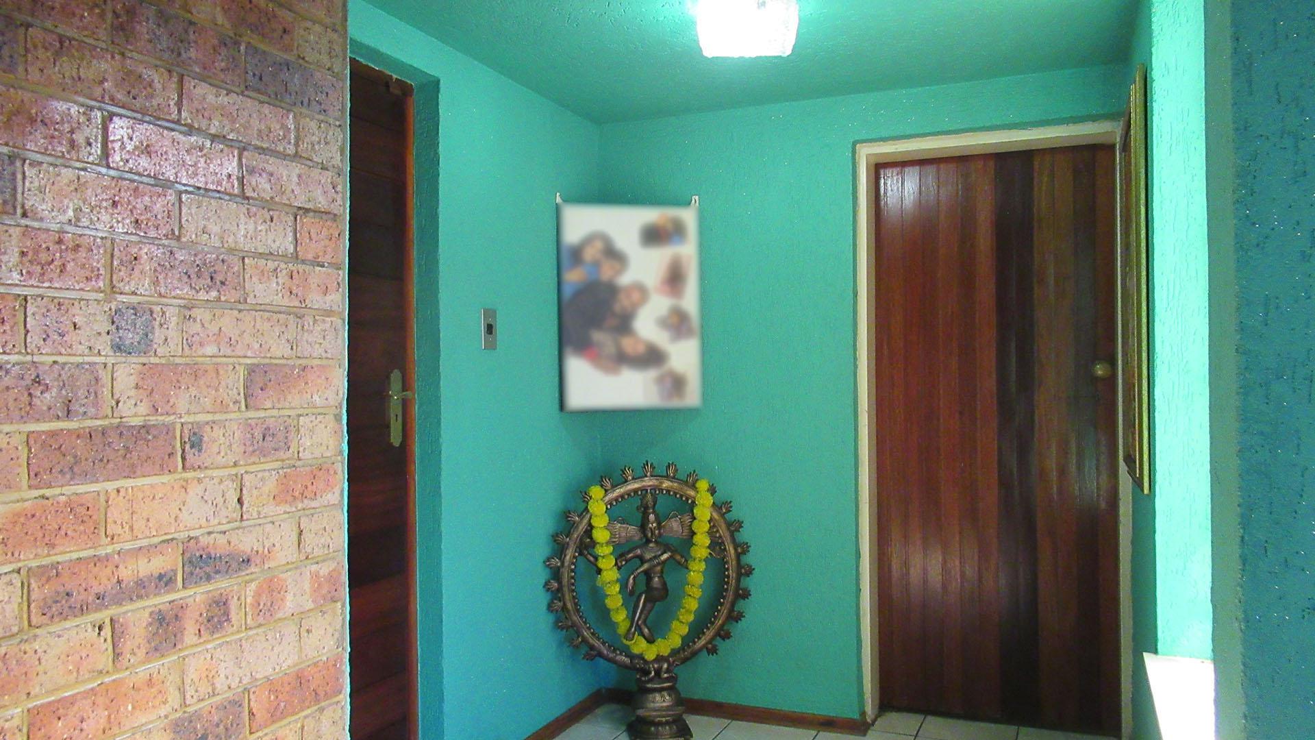 Spaces - 17 square meters of property in Alan Manor