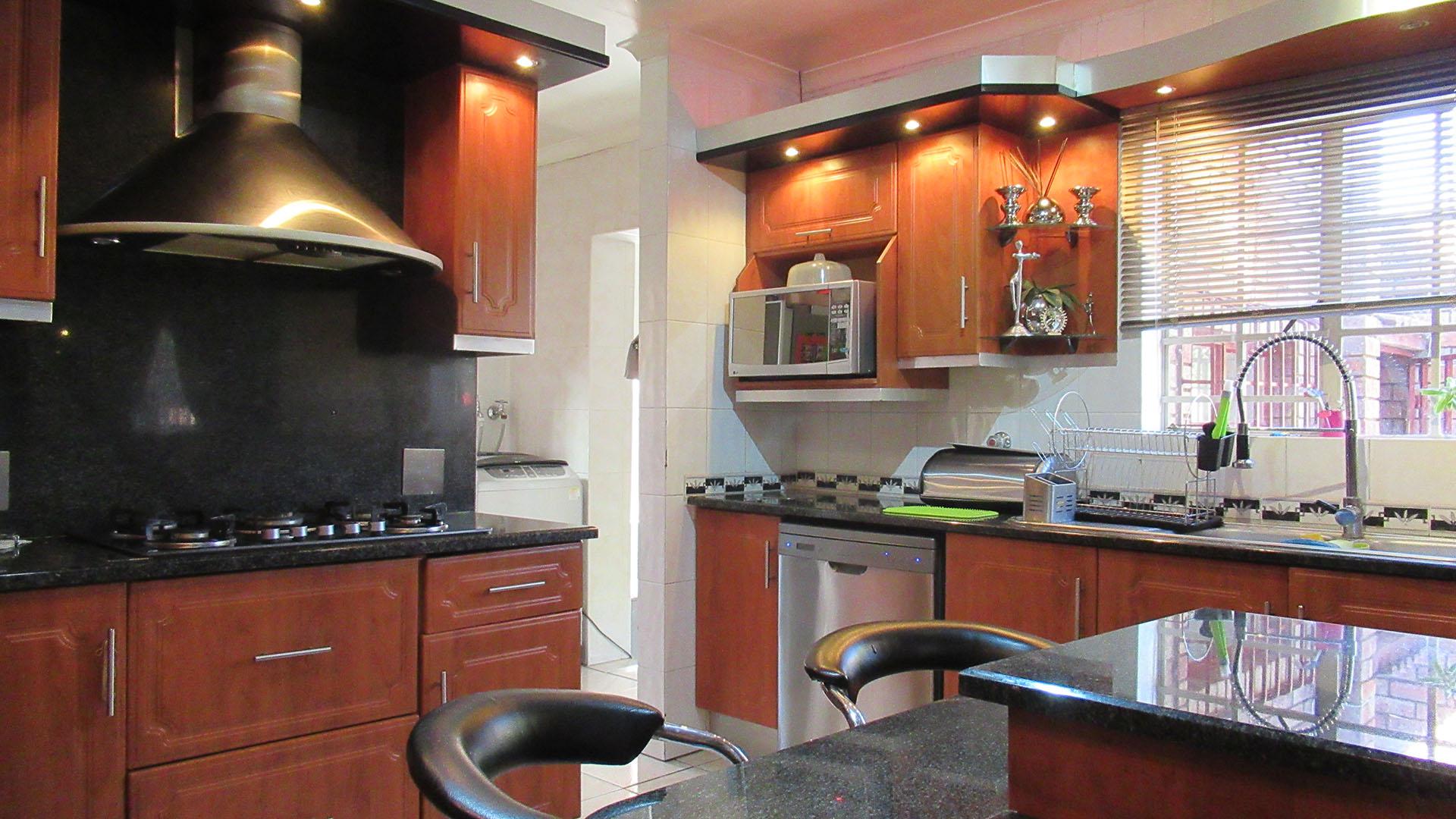 Kitchen - 16 square meters of property in Alan Manor