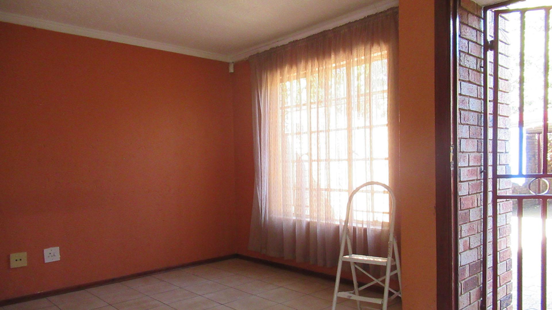 Lounges - 37 square meters of property in Alan Manor