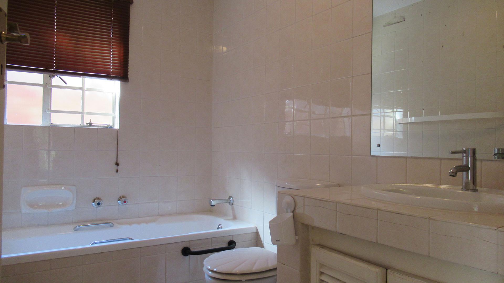 Bathroom 2 - 5 square meters of property in Alan Manor