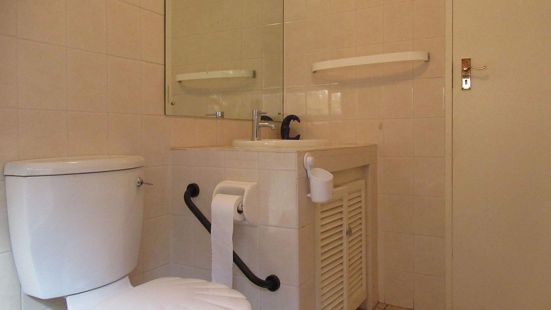 Bathroom 2 - 5 square meters of property in Alan Manor