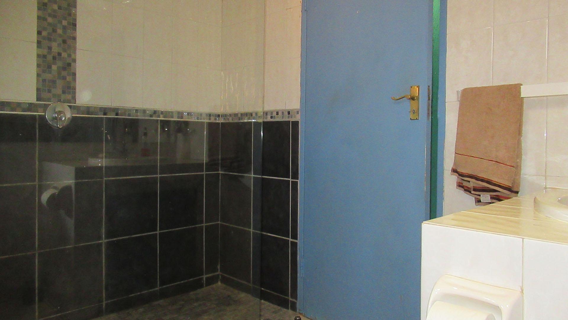 Bathroom 1 - 7 square meters of property in Alan Manor