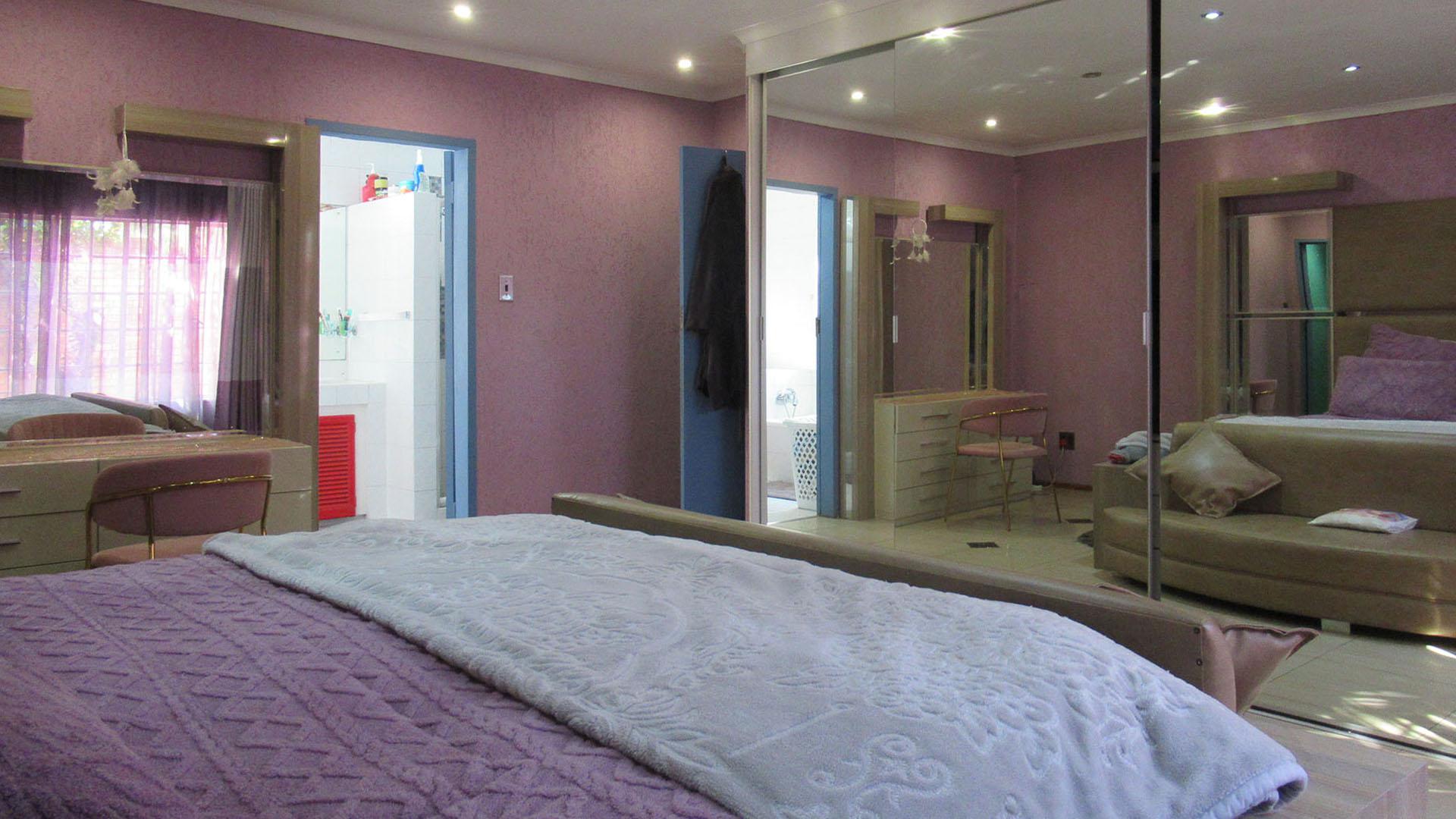 Main Bedroom - 24 square meters of property in Alan Manor