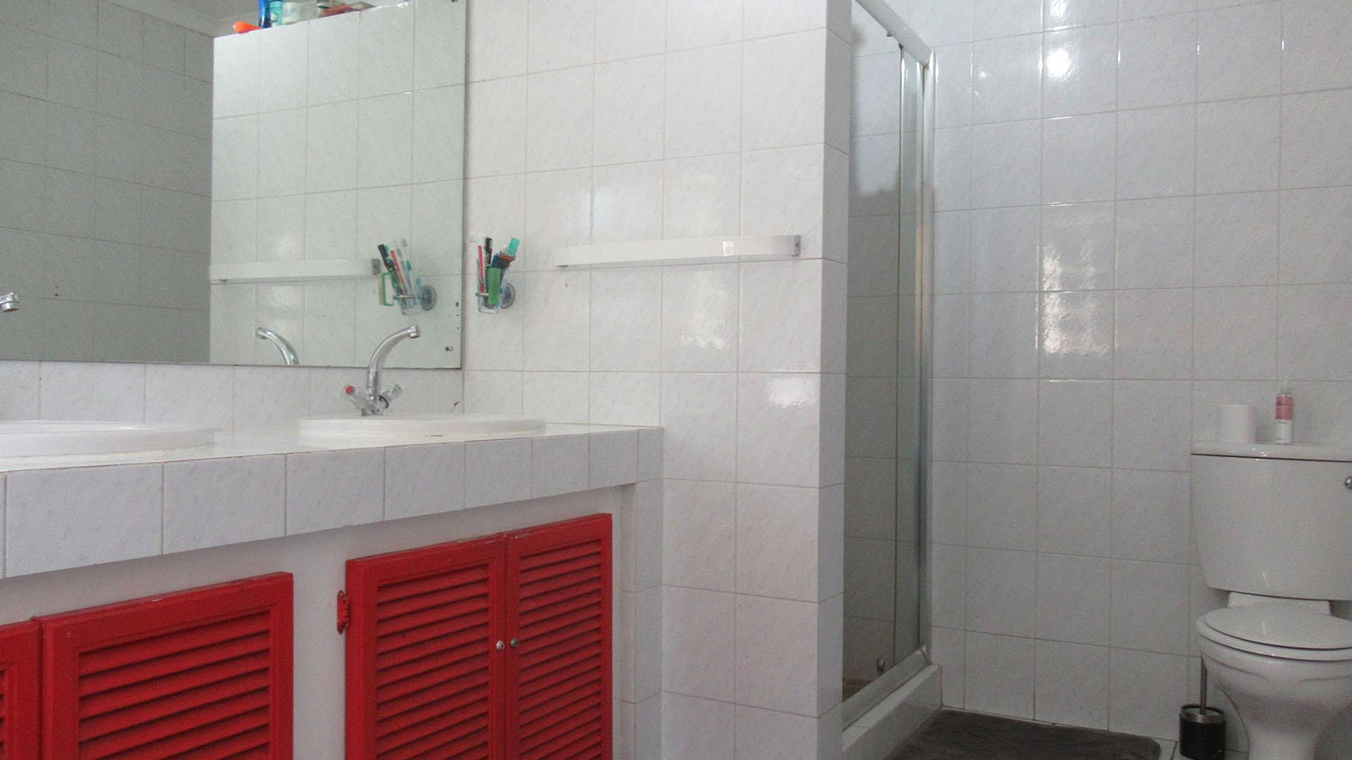 Main Bathroom - 11 square meters of property in Alan Manor