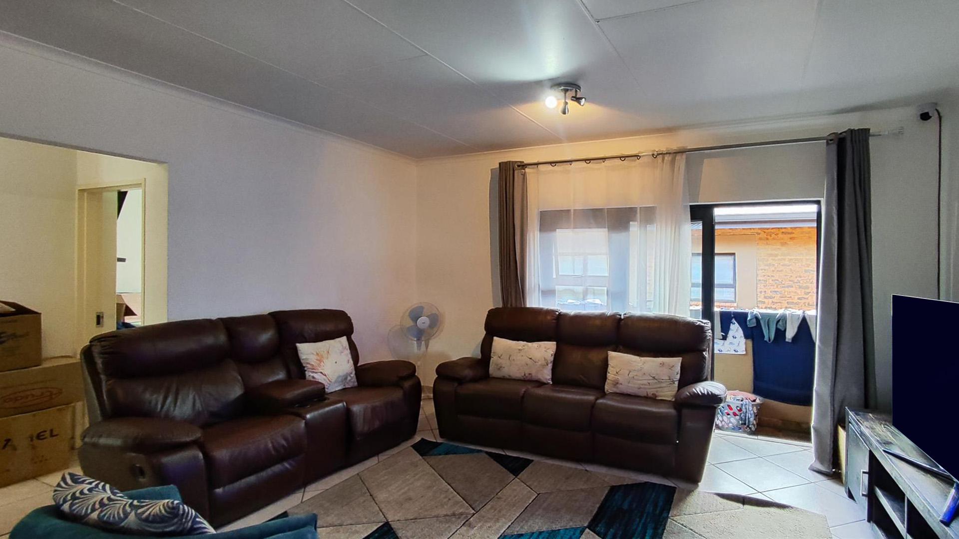 Lounges - 24 square meters of property in Ravenswood