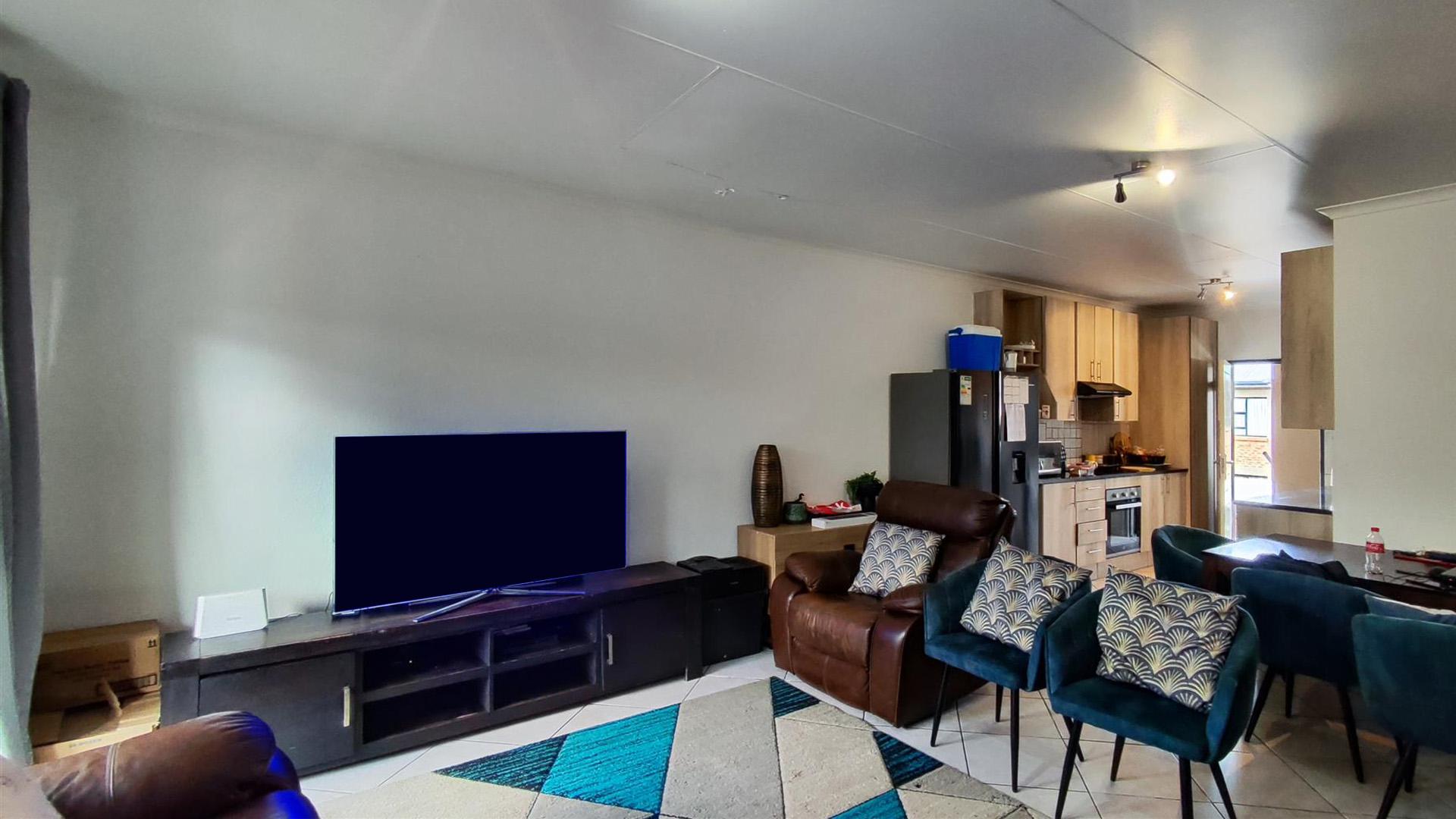 Lounges - 24 square meters of property in Ravenswood