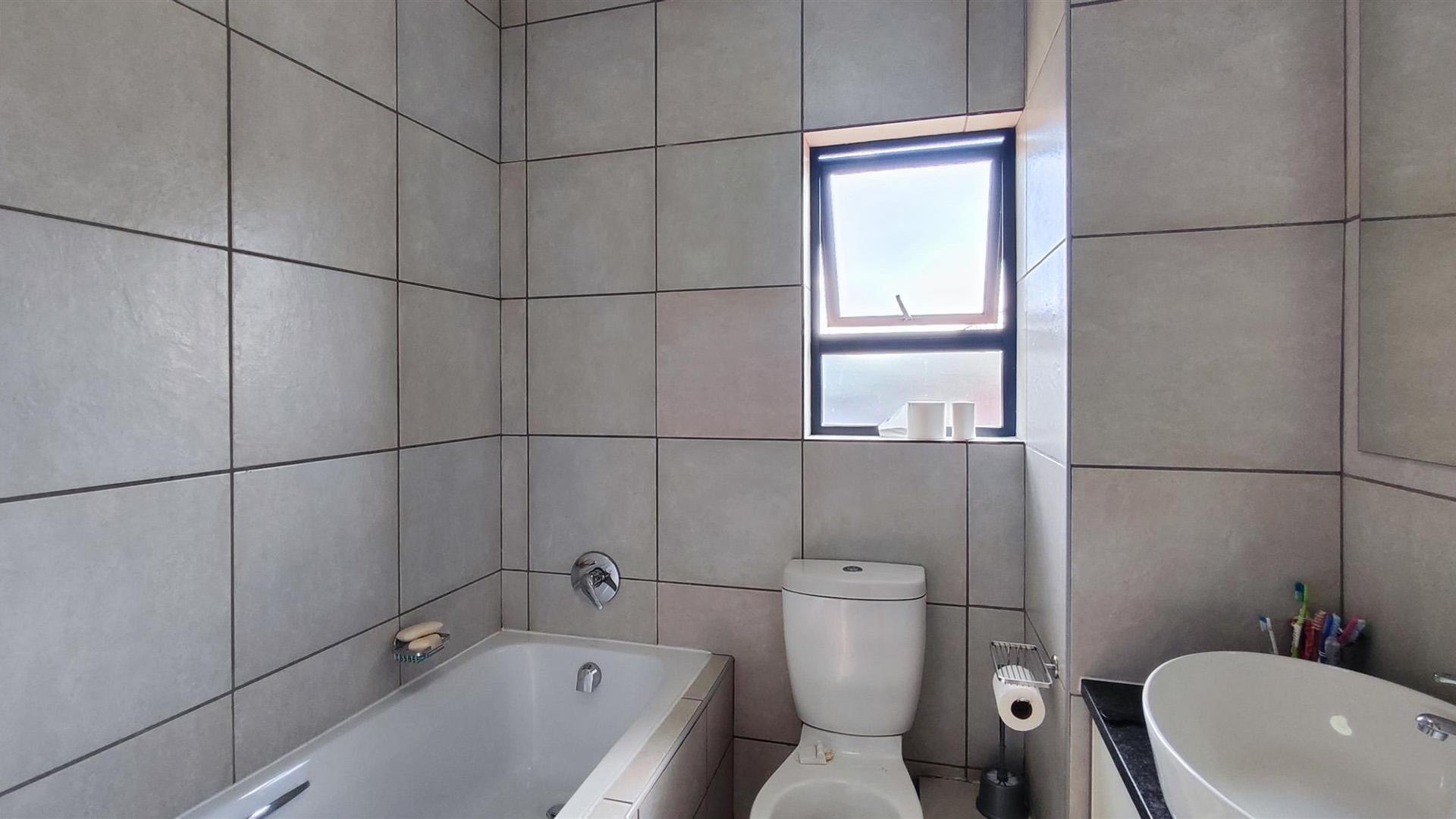 Bathroom 1 - 5 square meters of property in Ravenswood