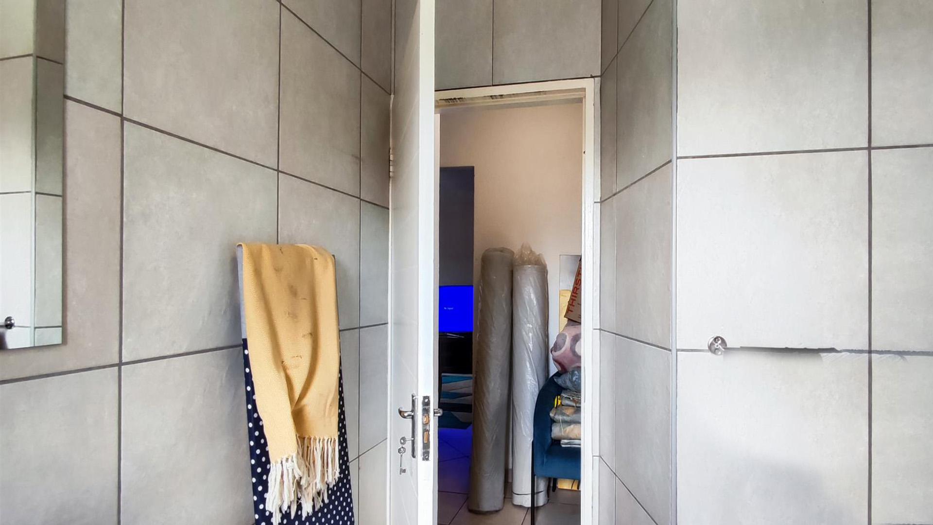 Bathroom 1 - 5 square meters of property in Ravenswood